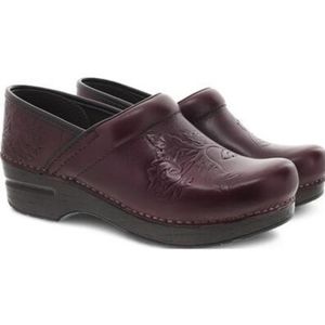 NWT - DANSKO EMBOSSED PRO WOMEN'S WINE BURNISHED LEATHER CLOG  Sz 39